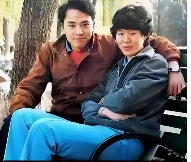 两个朋友在公园长椅上合影。一张年轻照还不如现在好看，那时候很朴实。认识这两位吗？