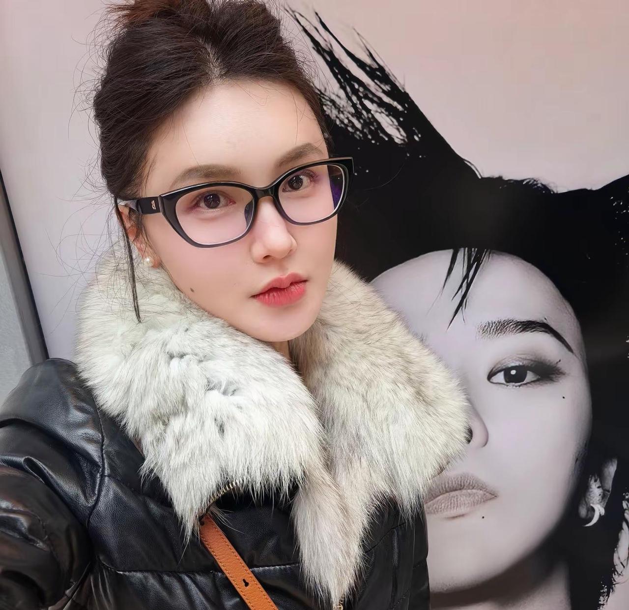 她39岁，在商场停住脚步，眼睛钉在一张海报上。
心脏跳得比二十岁还快。
你以为是