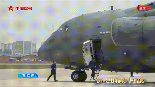 首见画面，运-20大型运输机的电动舱门，估计民航空姐看到后会流下了羡慕的眼泪吧…