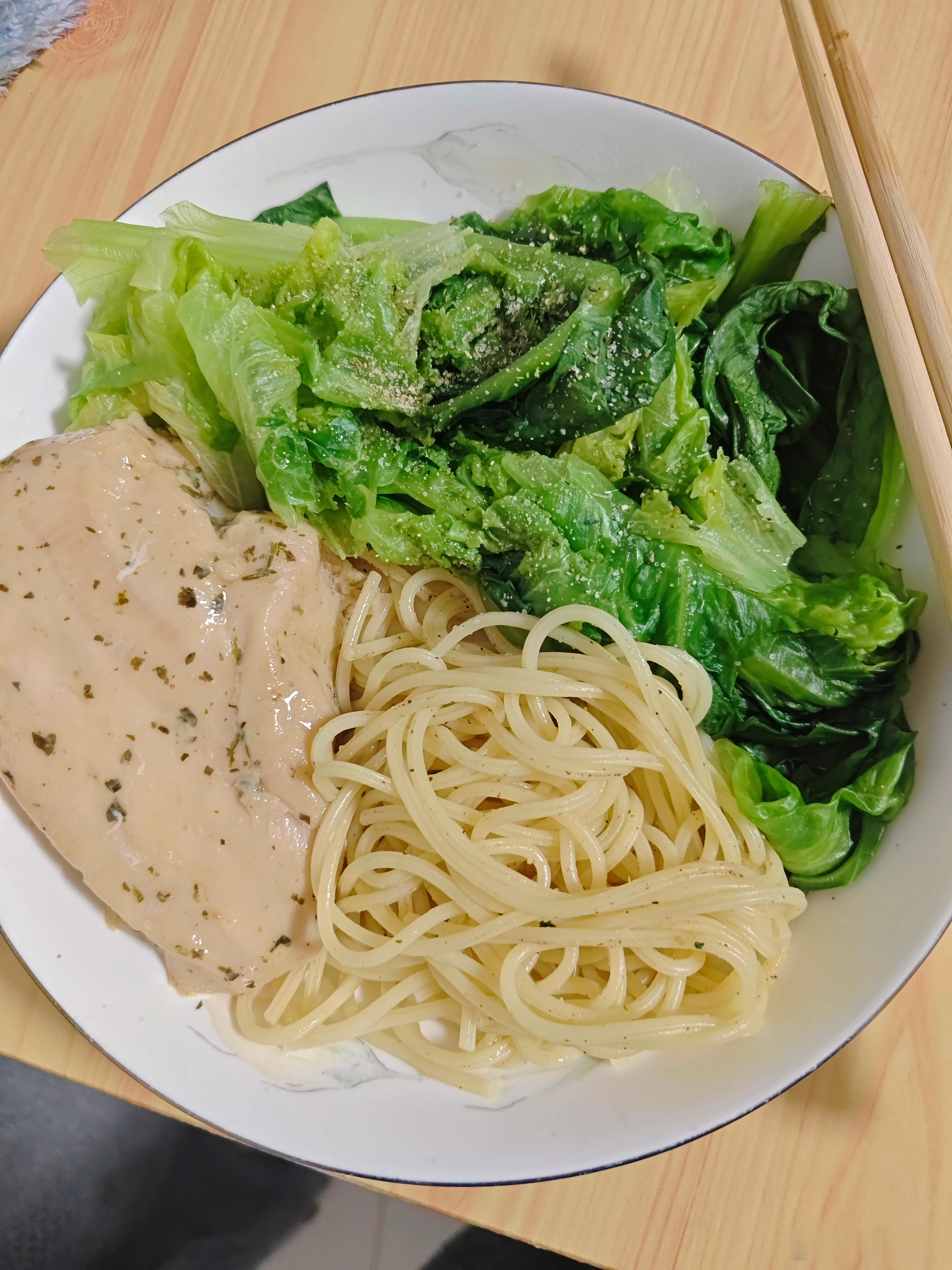 下午吃个意面 烫个生菜（上面撒的 西芹大蒜盐）开包即食鸡胸肉（意式香草味）[太开