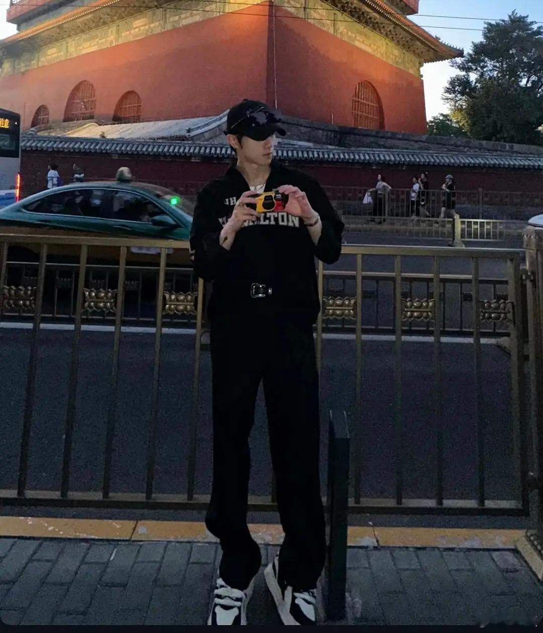 ：姚明来了未必能跨得过这个栏杆 ​​​
