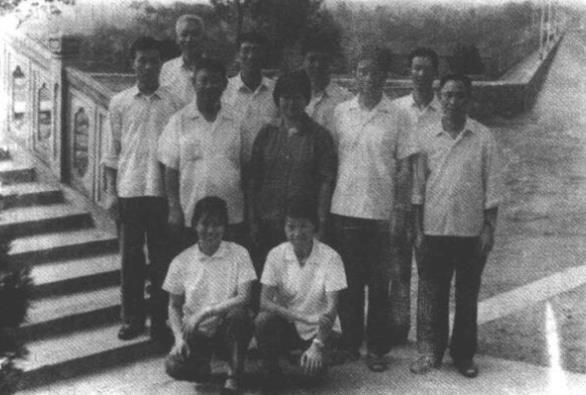 1977年8月31日李敏、孔令华(二排左三、四)等在韶山灌区留影