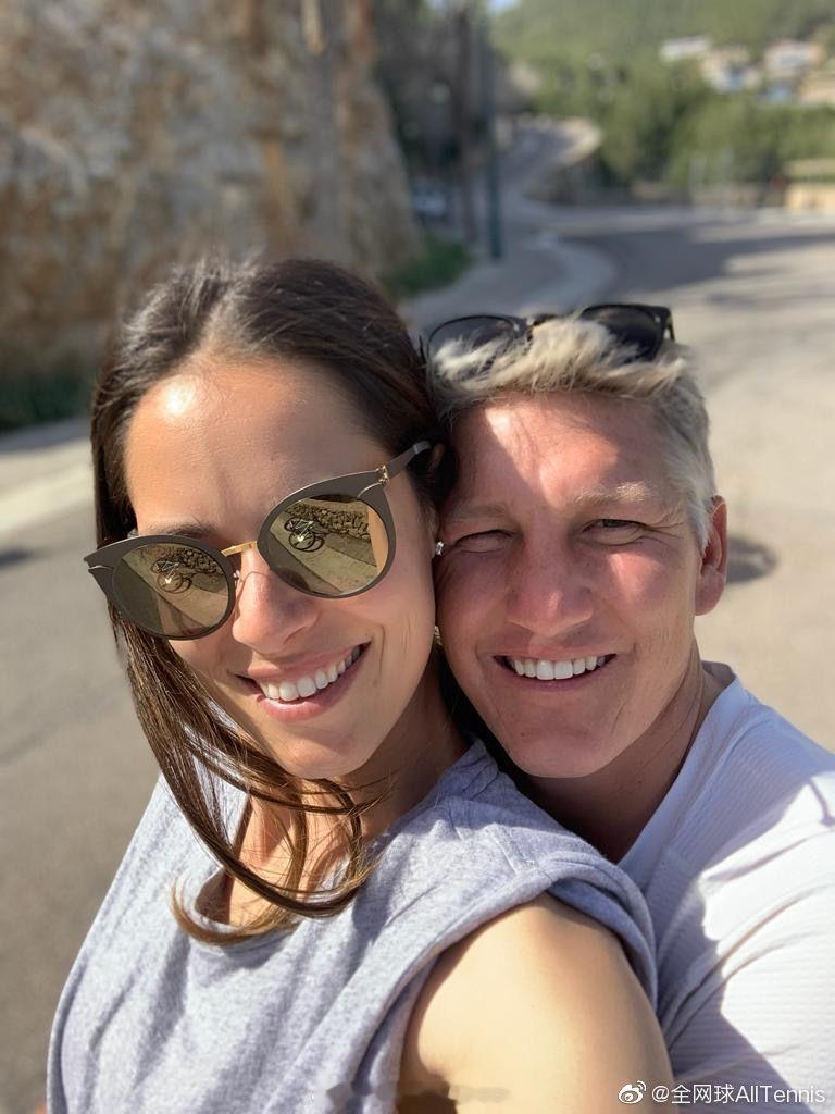 伊万诺维奇与丈夫施魏因施泰格婚变两人2014年相恋，婚后育有三个儿子。今年6月就