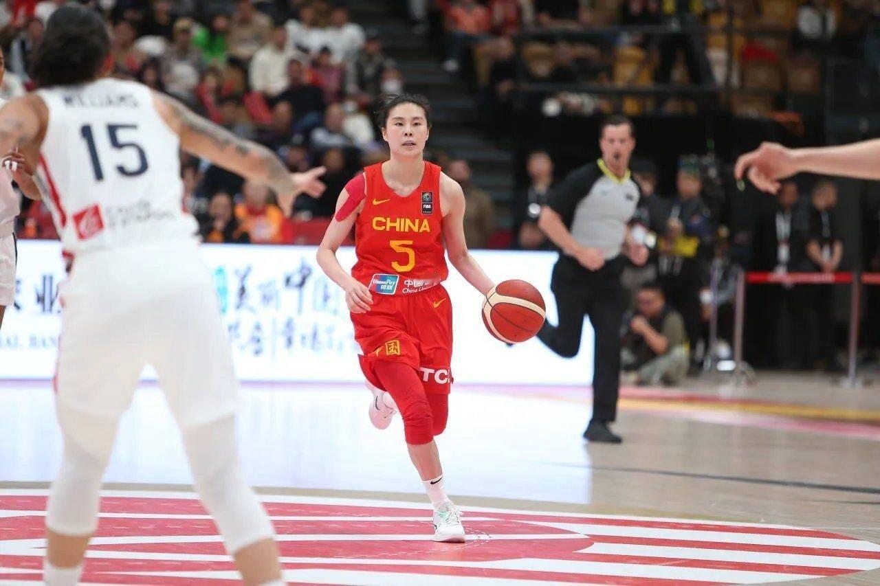 中国女篮VS法国女篮硬刚世界第一！中国女篮迎战法国，韩旭领衔内线死磕，敢拼就不留