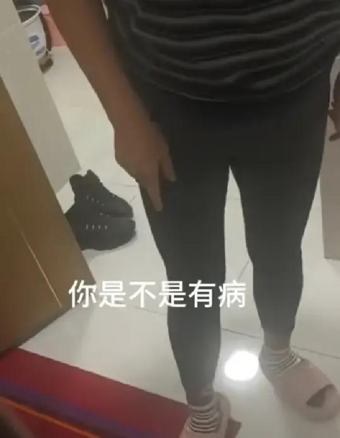 辽宁小区里发生了一件让人哭笑不得的事：一位大妈长期把楼道当自家后花园和水族馆，堆
