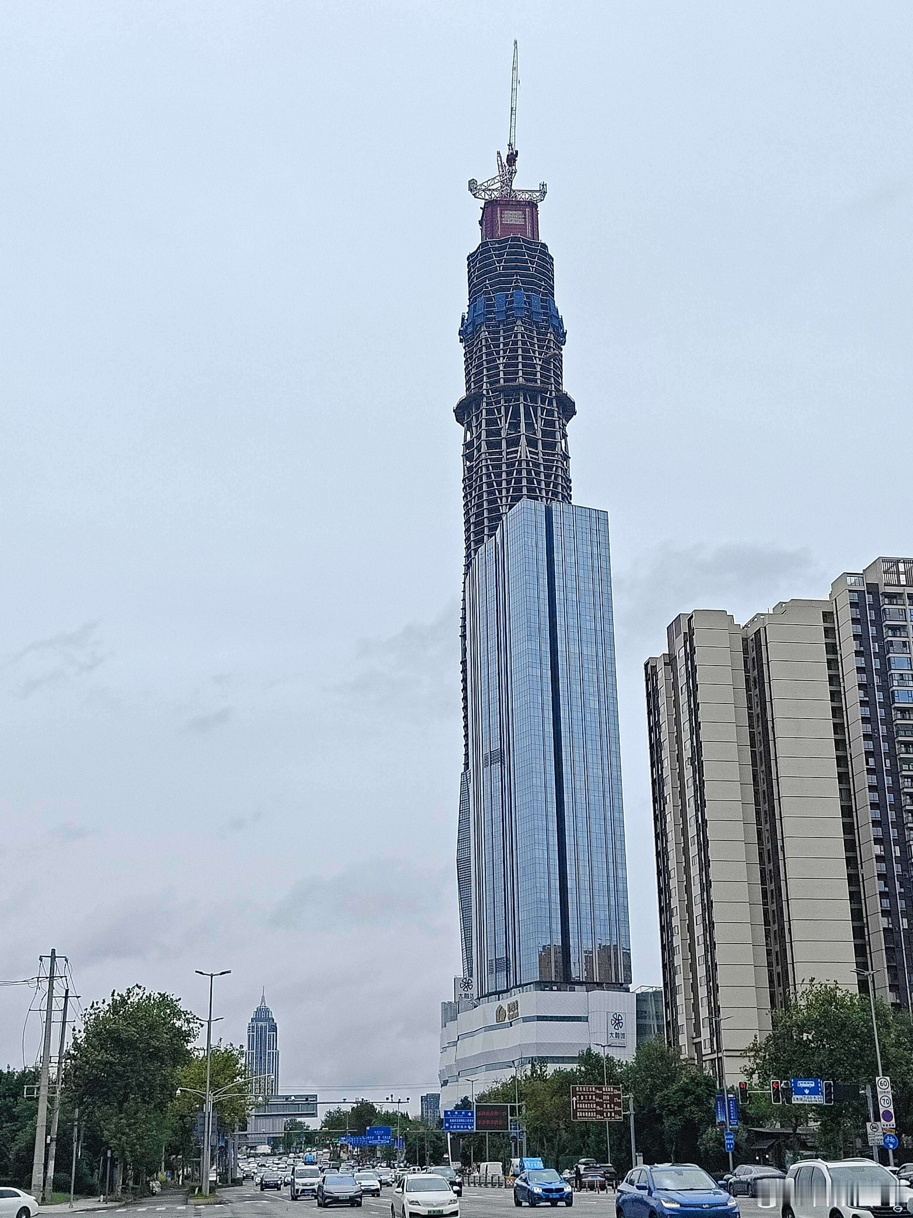 怎么走到著名烂尾楼来了？！绿地468堪称成都房产界的纯元皇后，虽然烂尾，但地位高