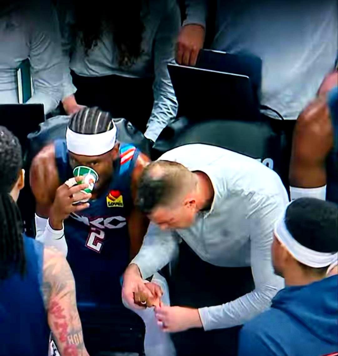 手指90度折弯，他竟然还在喝水？！
 

真不是P图，就发生在雷霆打太阳的季后赛