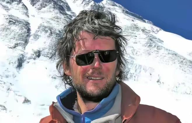 2006年，51岁的林肯霍尔成功登顶珠峰，却在下山途中停止呼吸，众人只能丢下他离