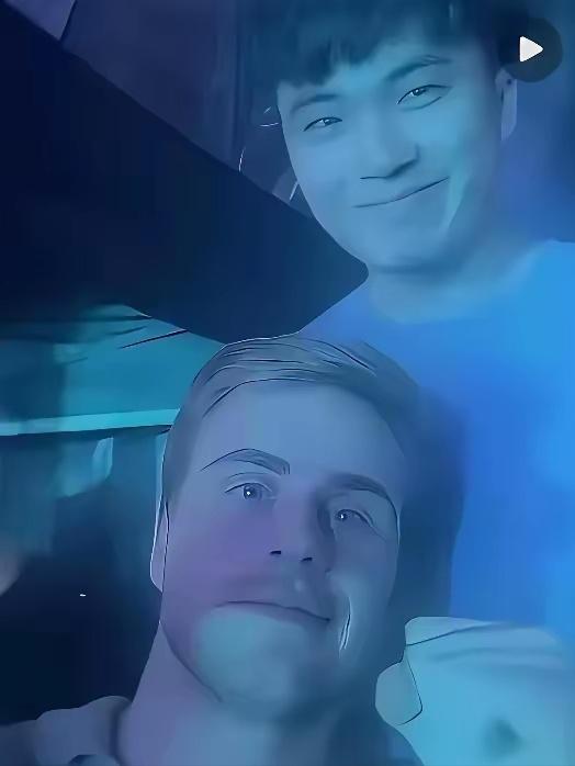 莫雷加德做东，
请张本智和品尝寿司！
不知道这顿饭聊了啥？是交流战术还是纯唠嗑？