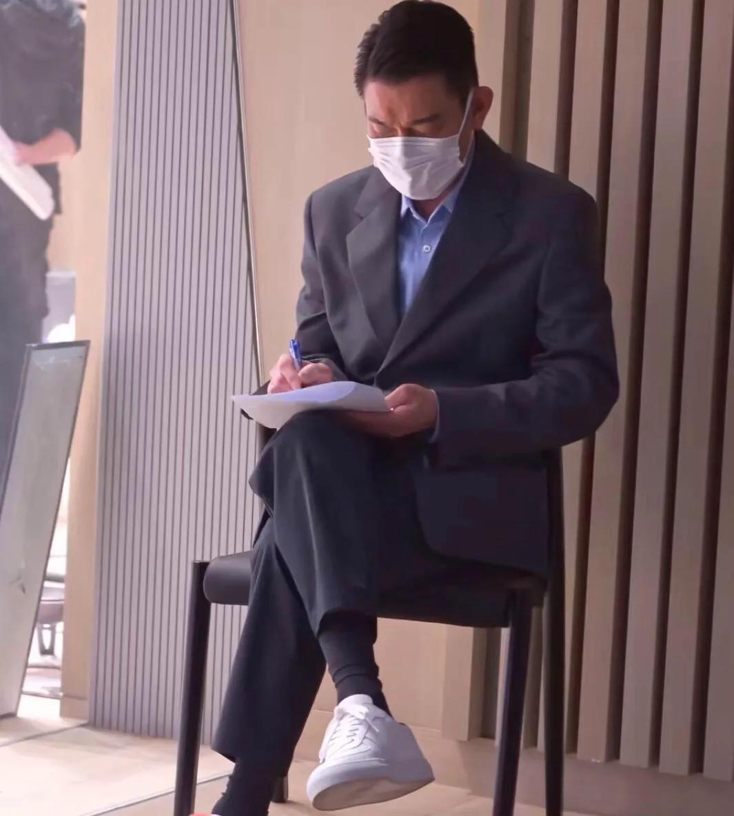 刘德华这衰老速度太明显了吧？
以前堪称穿西装最好看的男星！现在年纪大了，身材也有
