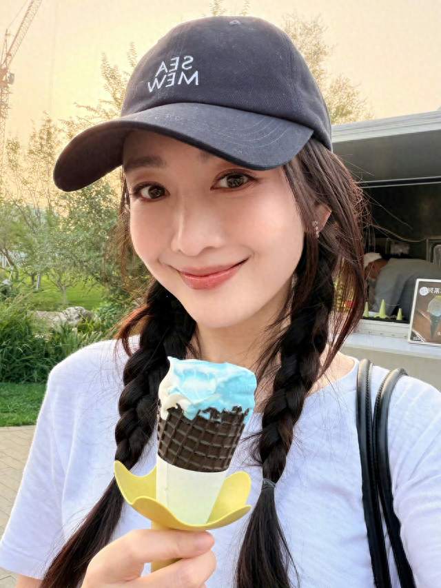 演了十年冷艳御姐，44 岁王鸥私下竟是甜妹！反差感太绝了。