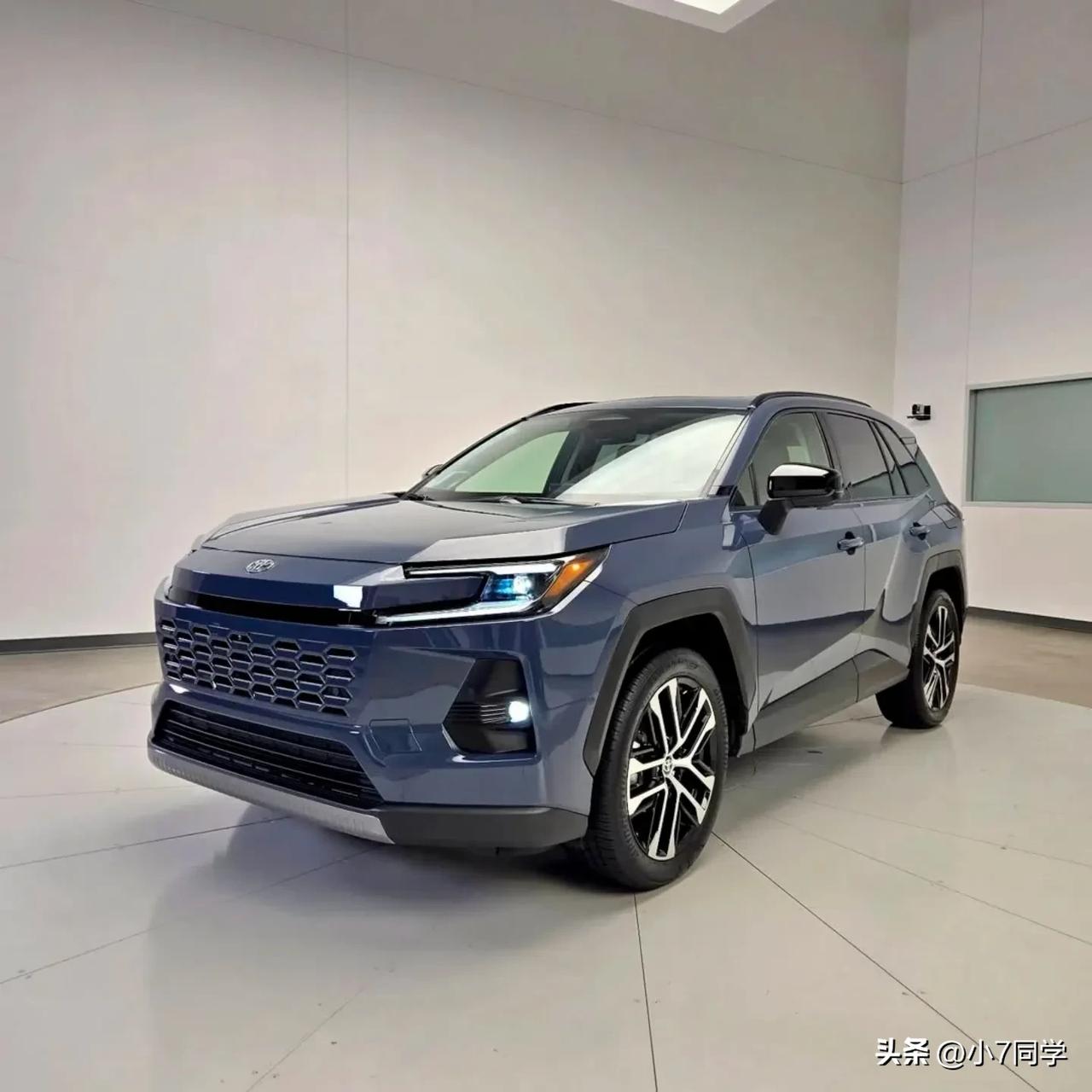 全新一代丰田RAV4实车亮相
外形上的改变也不错，造型刚毅、车身走线平直，有那种