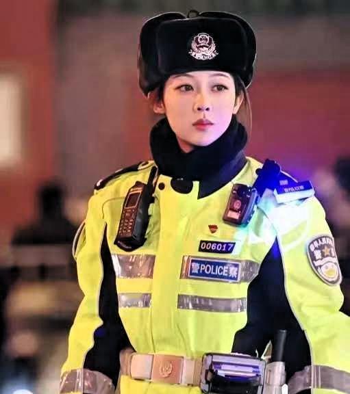 事实证明，多读书就是有用！
你看看26岁女交警的采访就知道了。
 
网友随手拍的