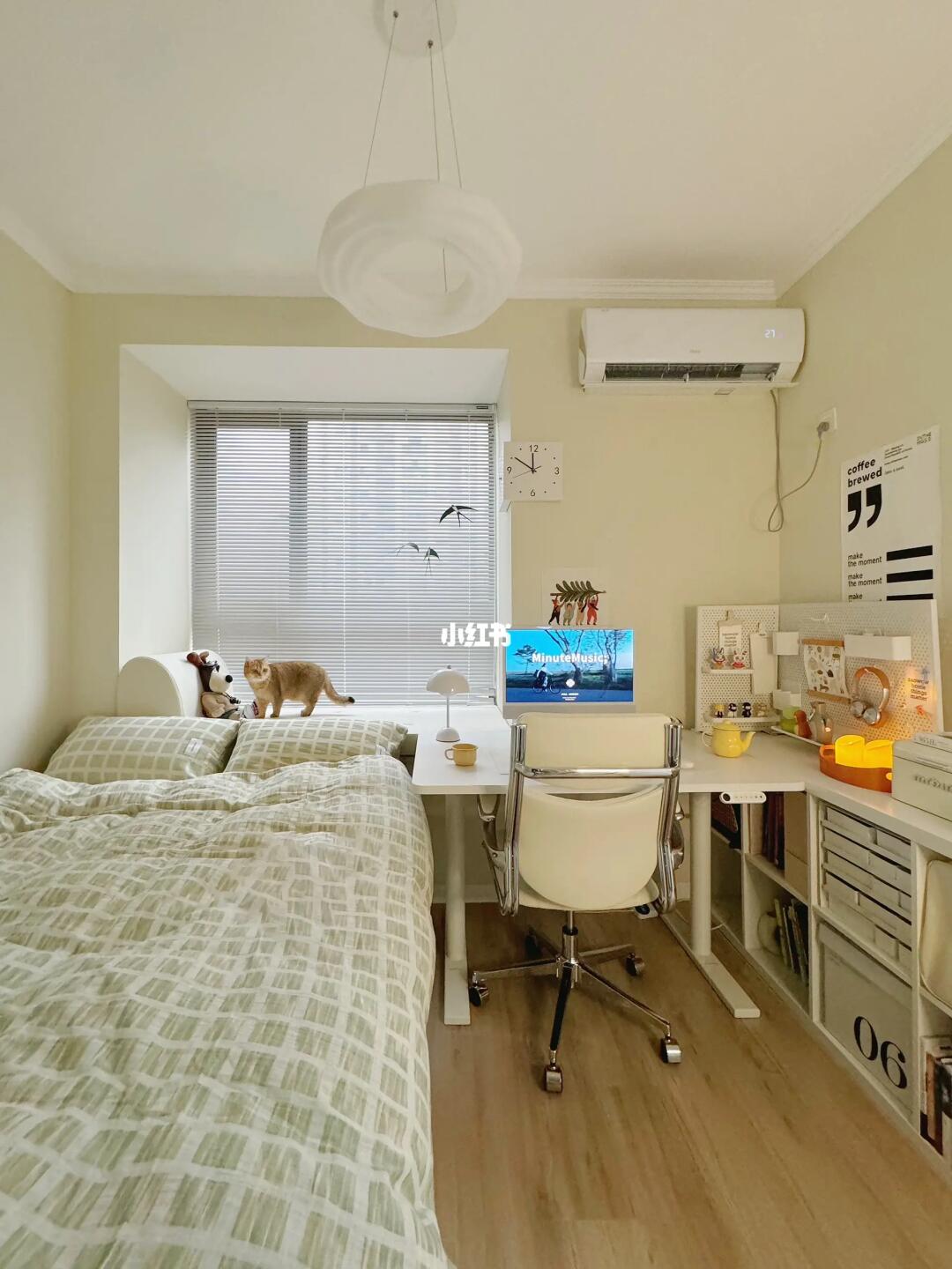 你这房间巴掌大！住起来还挺舒服！