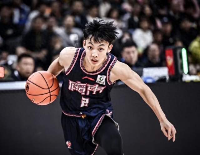 广东三外教正式上岗，徐杰成训练场最亮眼球员。