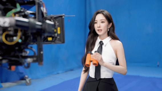 杨幂这个侧颜太高级了杨幂侧颜美到让人倒吸凉气！宴会上那身造型绝了，金灿灿礼服+大