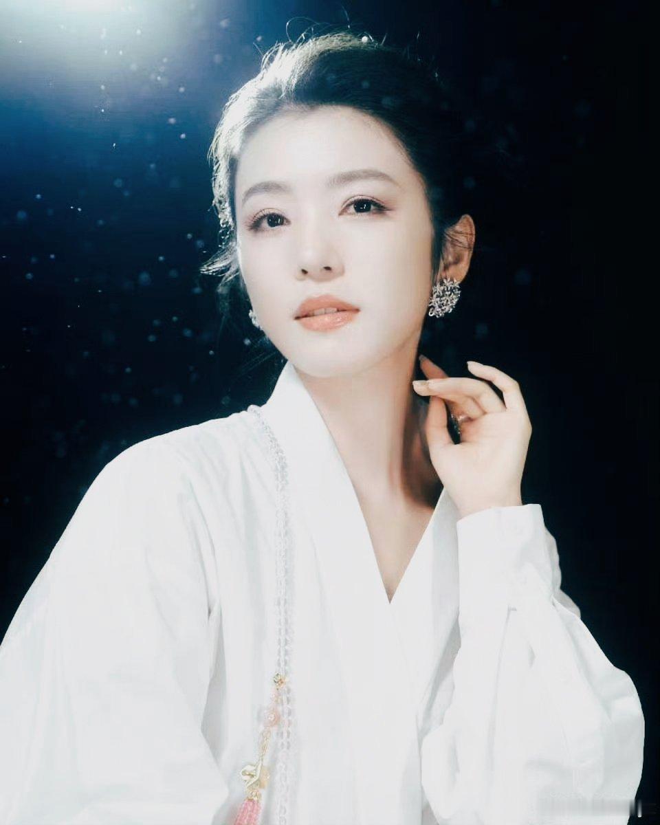 李云霄短发 李云霄真的百变适配度拉满！长发温婉雅致，透着越剧独有的古典气韵；短发