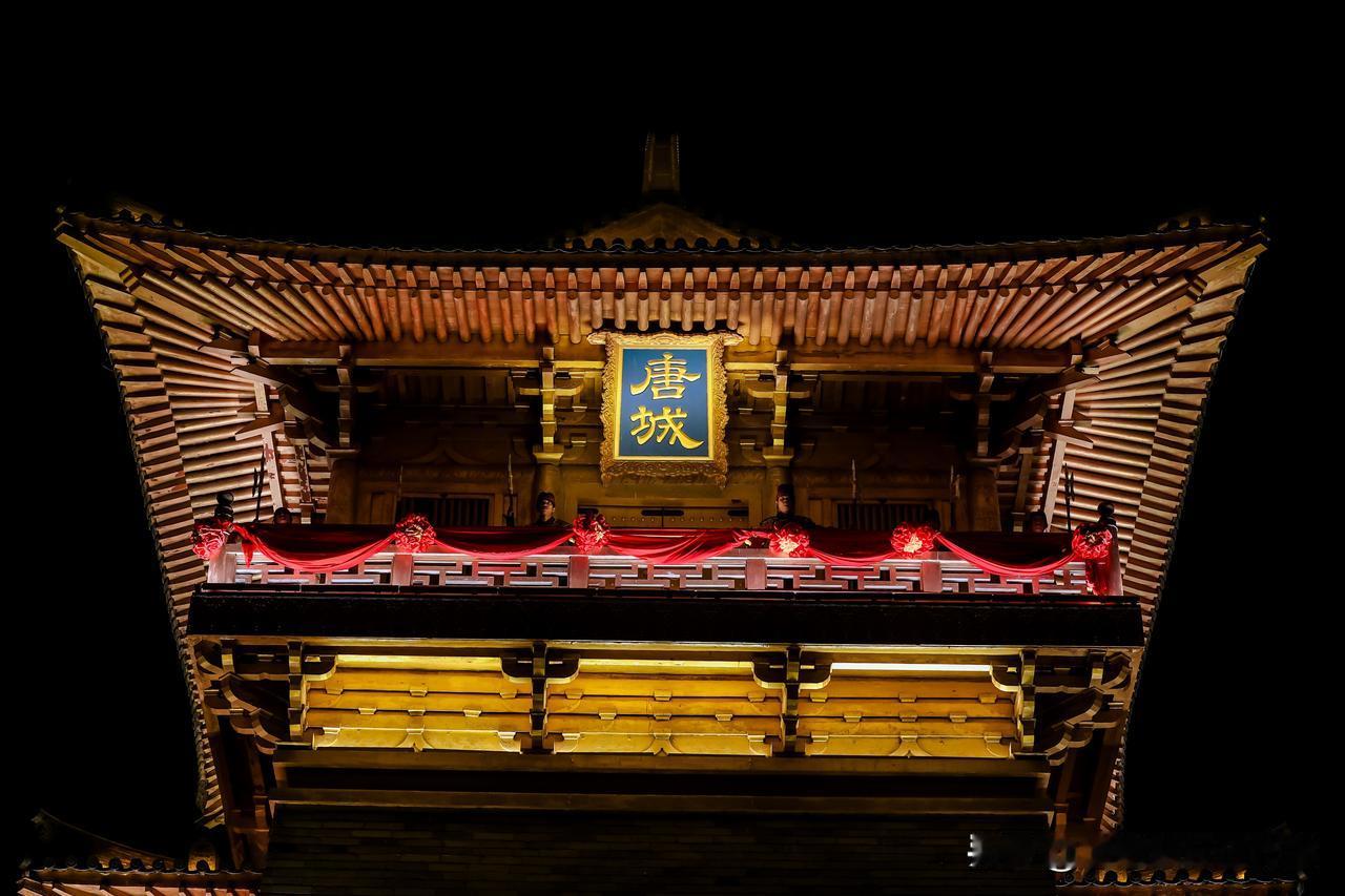 一城灯火入梦来！襄阳唐城夜游上演盛唐大戏
 
夜幕降临，华灯点亮唐城楼阁，飞檐、