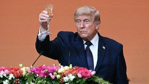 凤凰新闻【特朗普在中国破例喝酒了？白宫回应】特朗普不喝酒的主要原因是受哥哥酗酒早