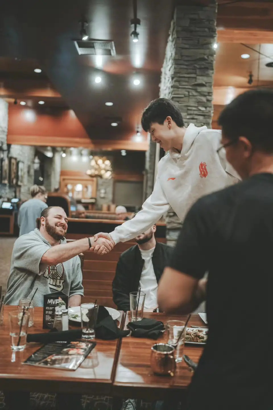 路走宽了，杨瀚森上周末请混音全队聚餐，都是好哥们！杨瀚森请G联队友吃饭