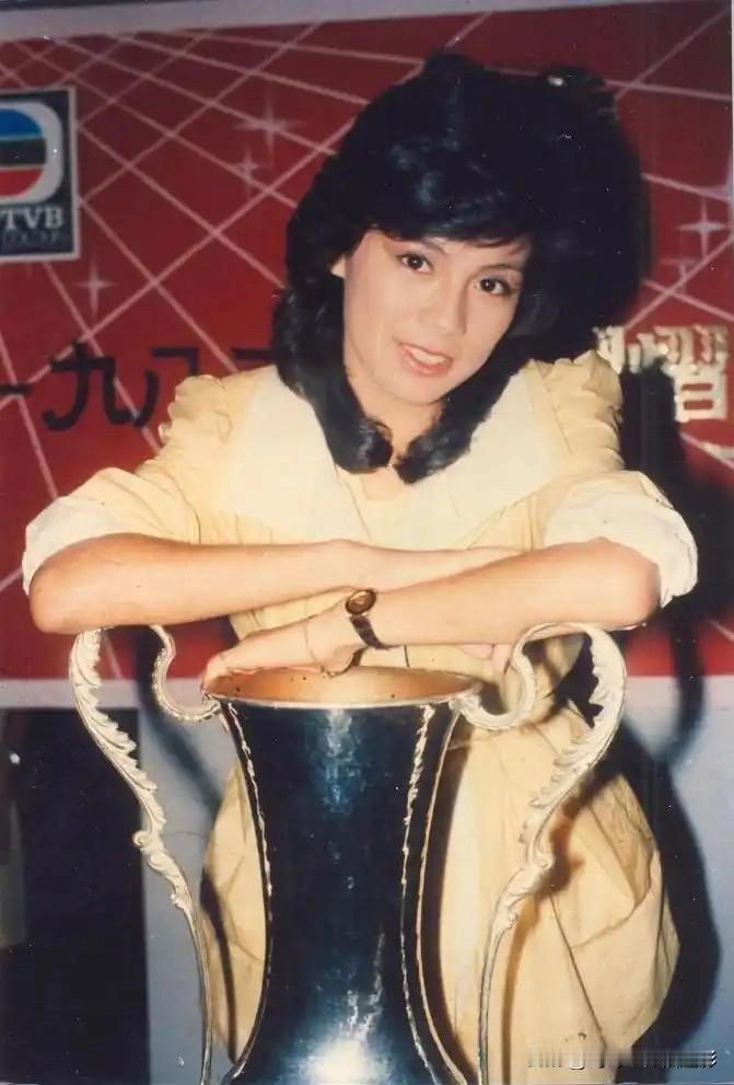 🧡永远的翁美玲👇1983年翁美玲，奖杯旁的娇俏瞬间
1983年，翁美玲凭黄蓉
