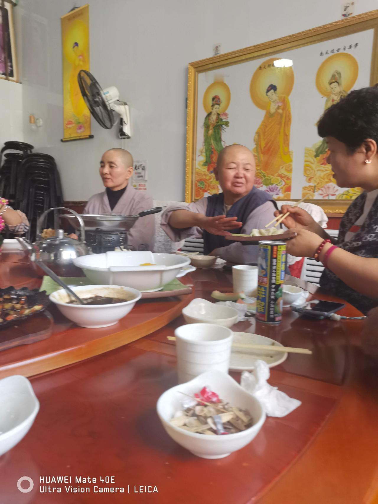 強子和英子給大家接風，請我們吃素食大餐，地點在《千音素餐廳》。時間2024年9月