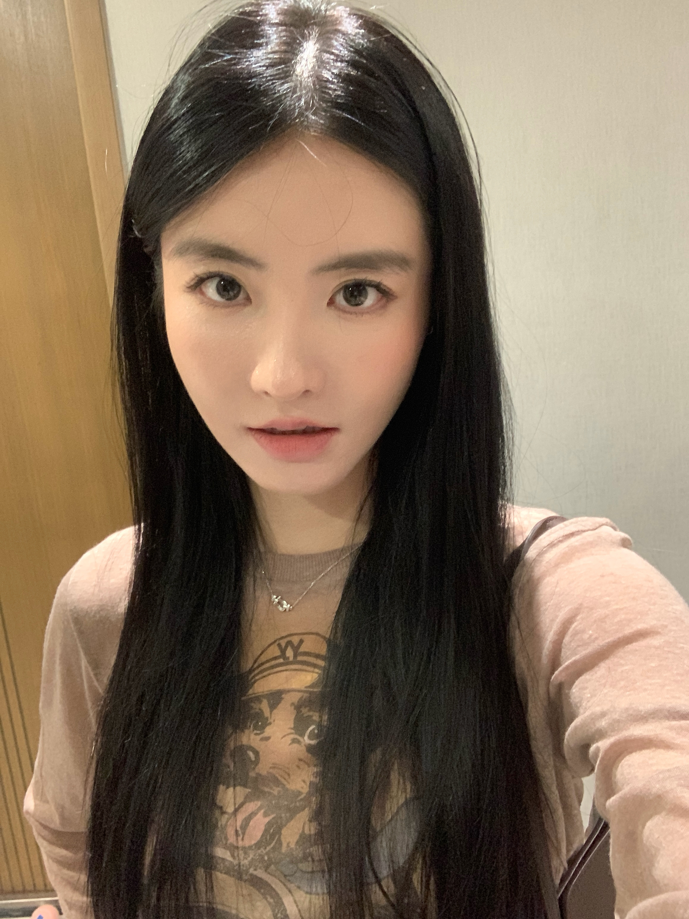 昨天出门前的自拍特别喜欢昨天的妆 ​​​