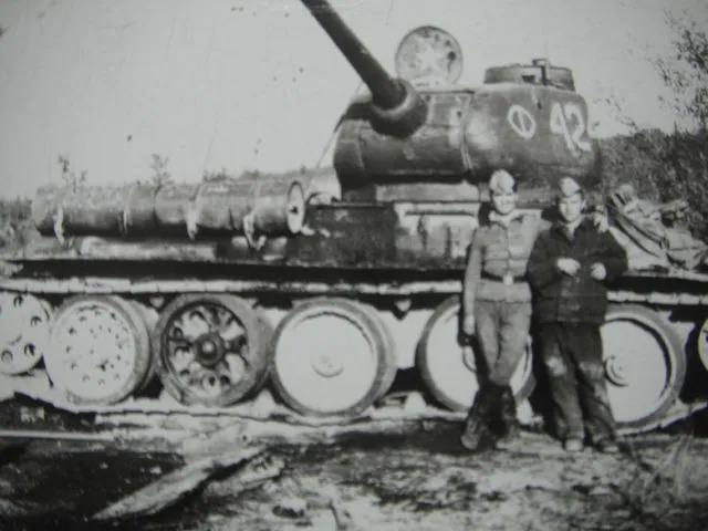 80年代，远东萨哈林岛上的苏联特34坦克，当移动火炮使用