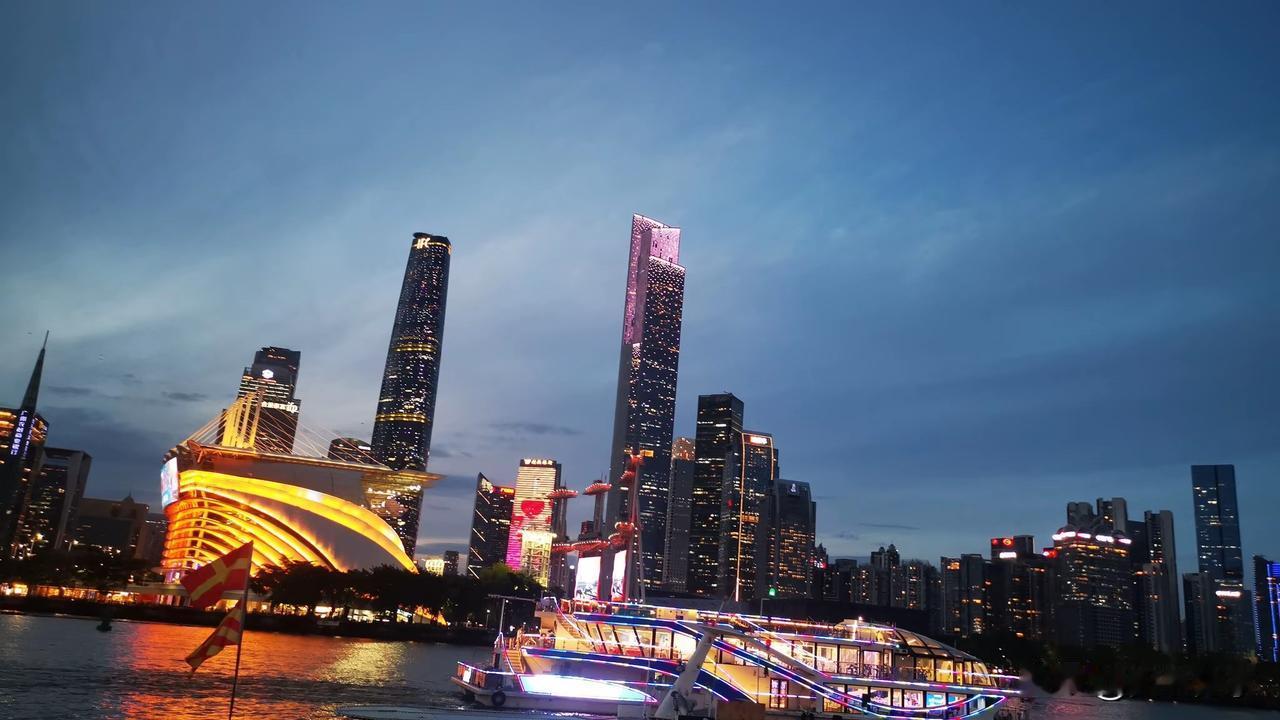 去过所有大都市，广州最震撼，珠江新城的摩天大楼，左边有一栋，右边必然有一栋，左边