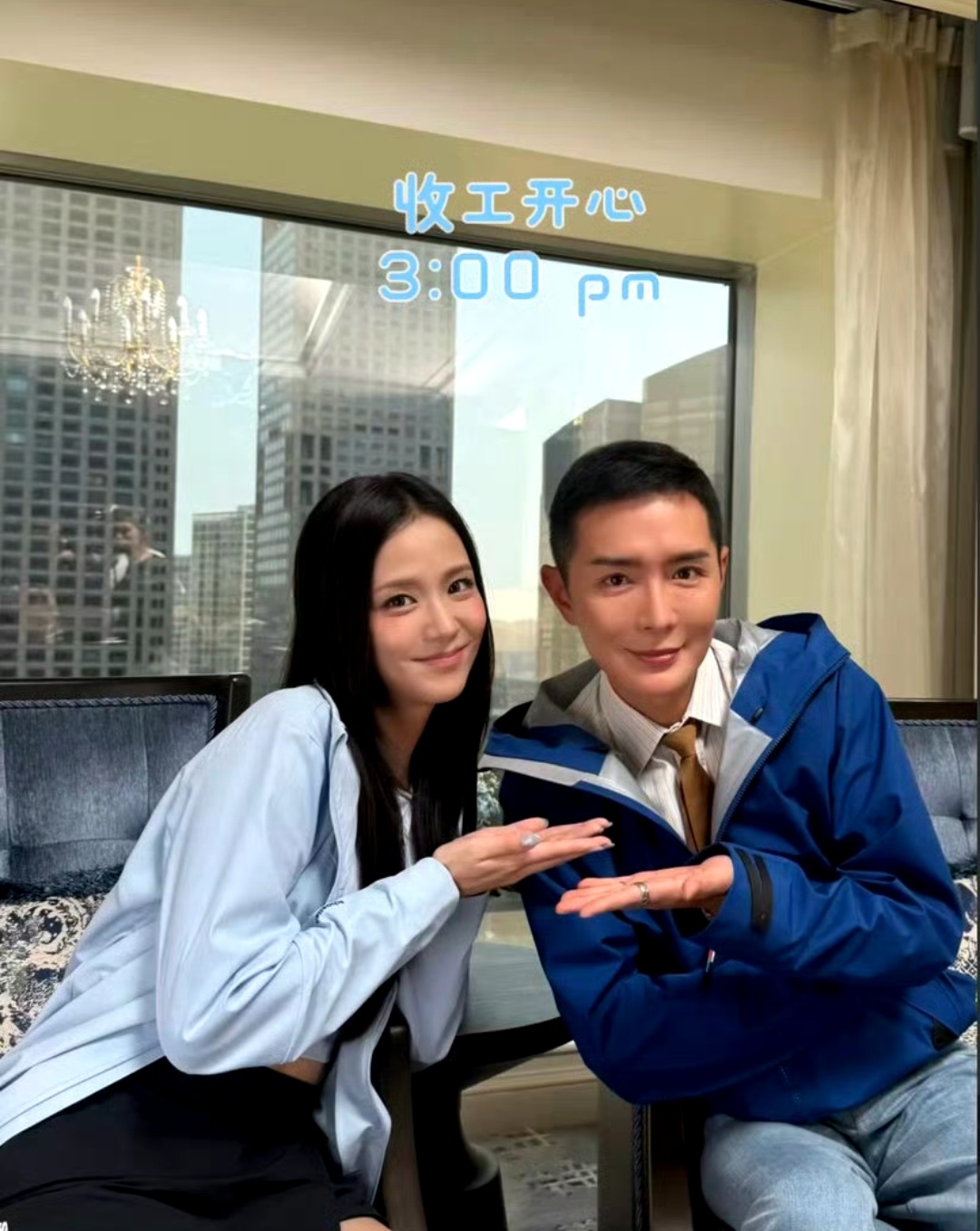 金智秀与Vogue总监合影两位都是时尚界的佼佼者 期待有合作 