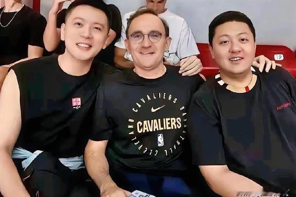 兄弟们！真的没想到？杨鸣主动辞职了？！
说实话，杨鸣主动辞职我认为是正确的！为什