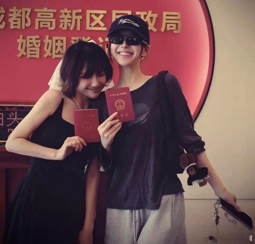 不知道的还以为她俩领证了他