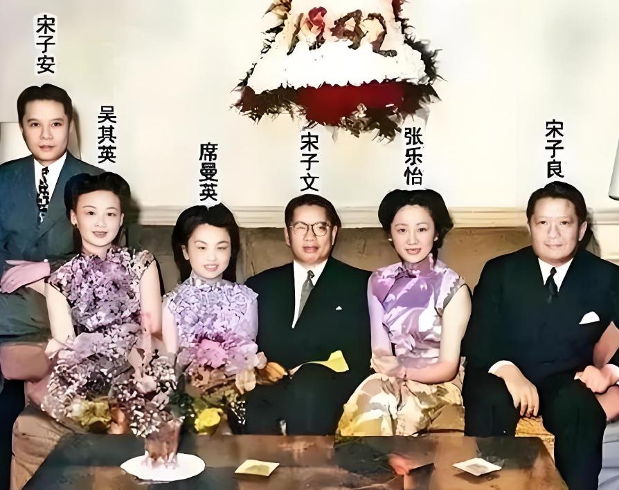 有朋友让老黑讲讲宋氏三兄弟的黑历史，那就写篇短文讲一讲——
宋子文从美国留学回来