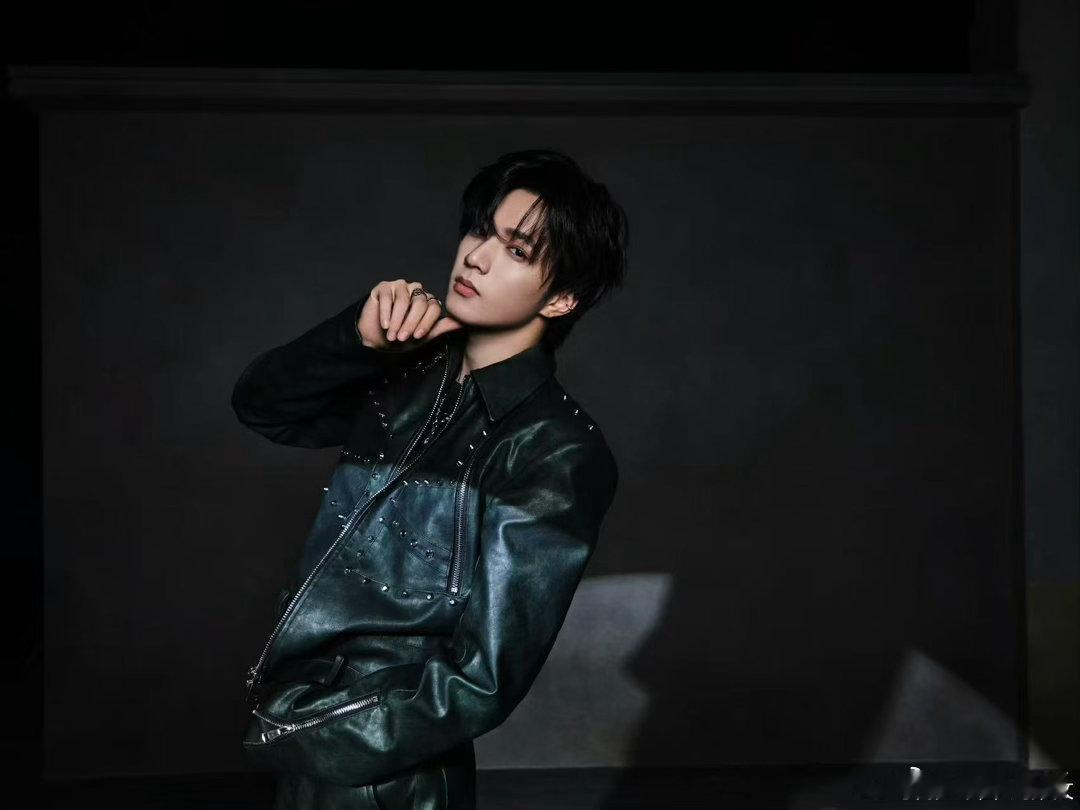 刘耀文潮男发力了刘耀文皮衣九宫格刘耀文皮衣九宫格，潮男发力了，