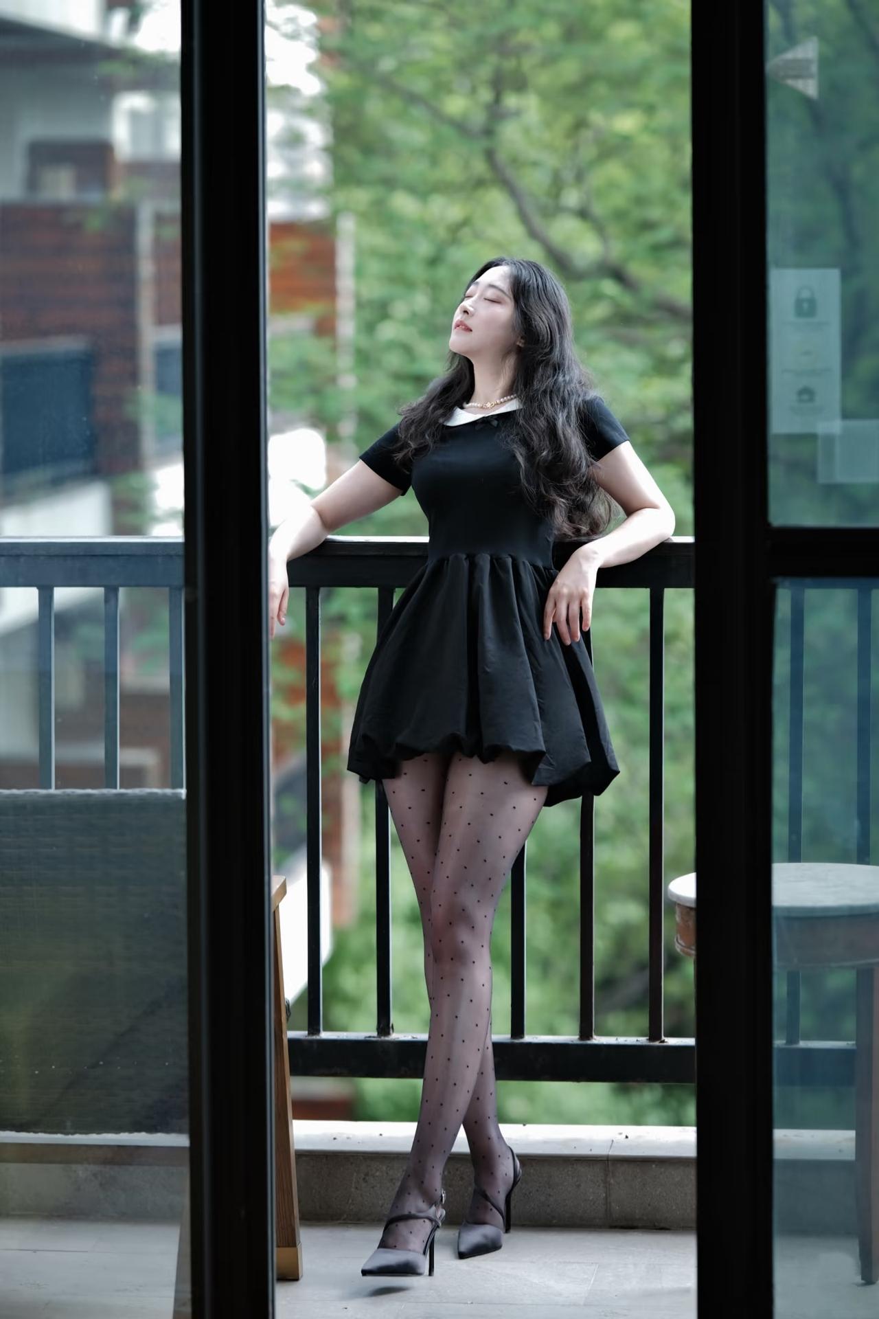 优雅黑裙，静享时光，悠然自得。
轻奢时尚黑裙 黑裙气质女神 黑裙氛围感  普通美