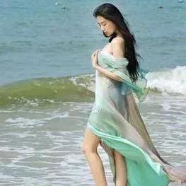 海边漫步，轻纱飘逸，浪漫如梦。海边游玩风 海边度假气质 海边踏浪漫步 海边散步照