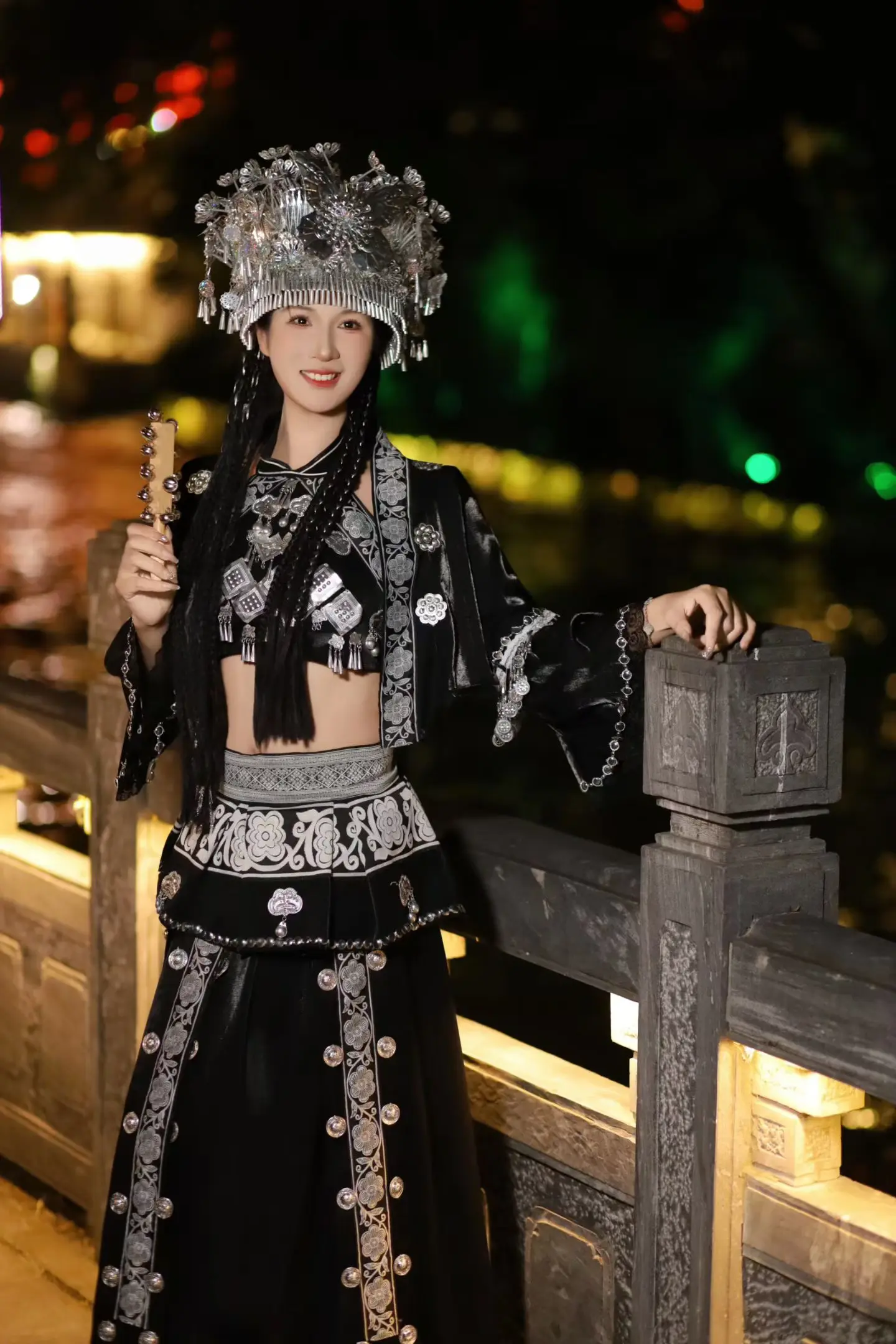 浅当一次苗族少女。浅当一次苗疆少女吧 “银铃作响入潭水，白银发冠叉摇晃...