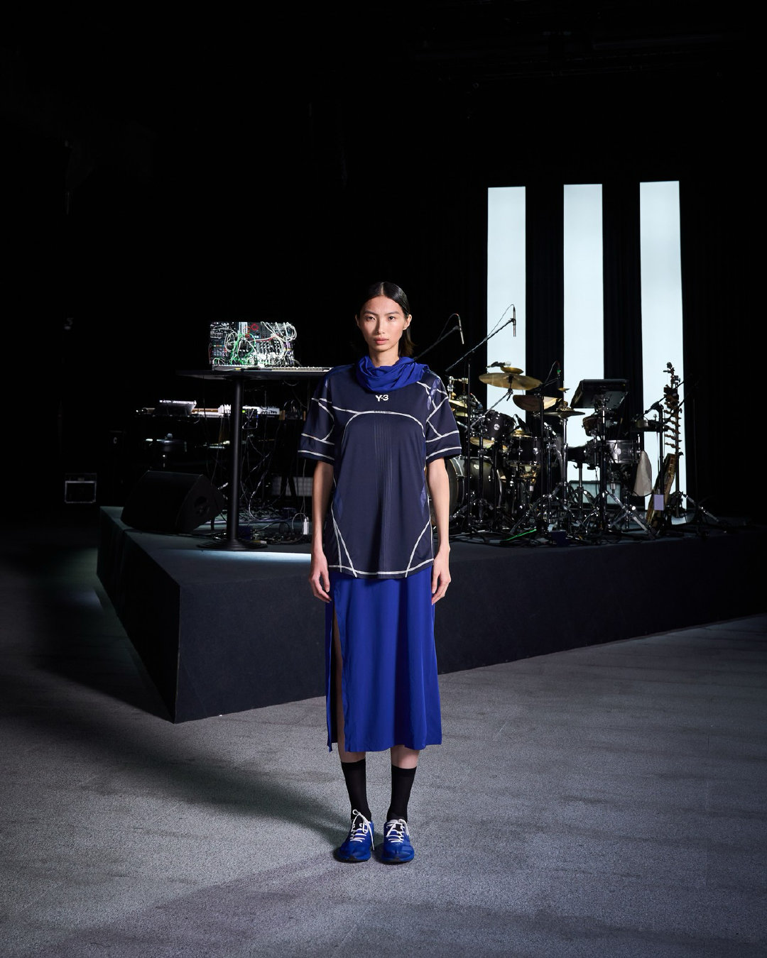 Y-3于上海时装周呈献2027春夏系列，首次在中国举办发布。继巴黎亮相后，系列造