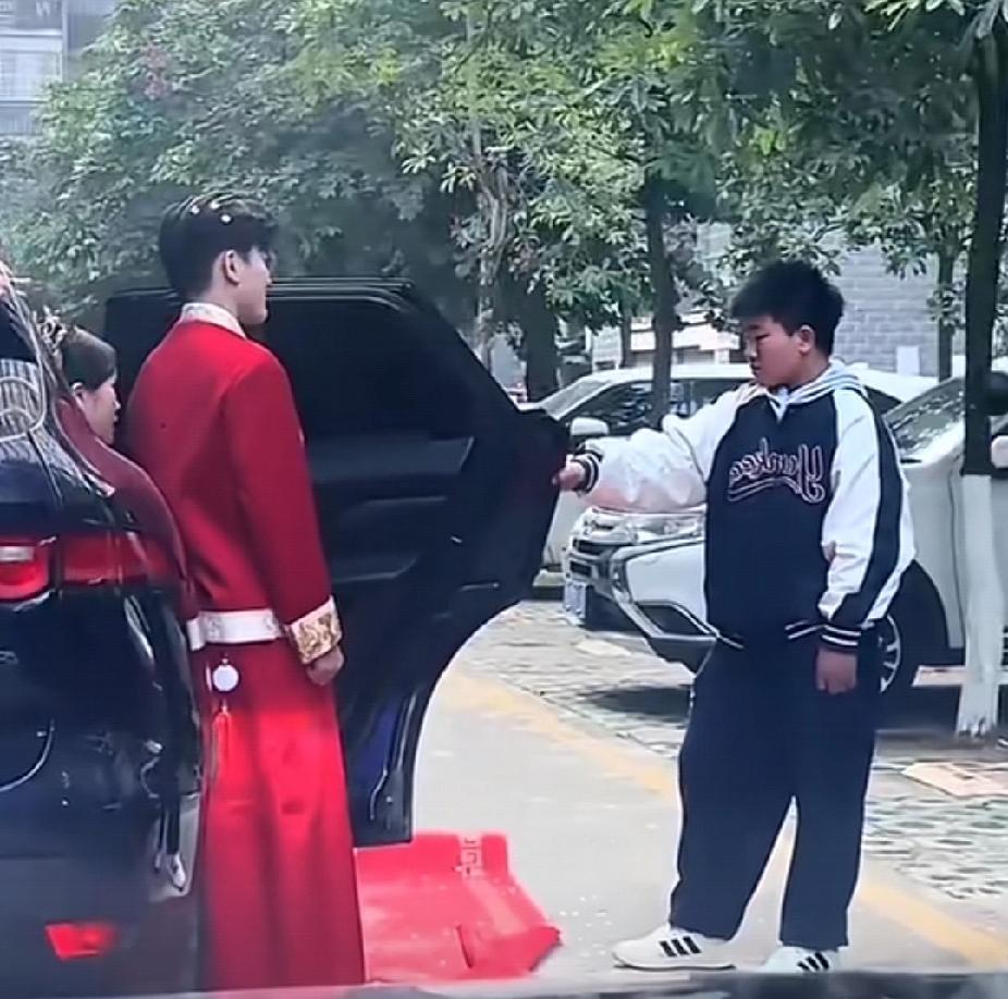 泪目！弟弟拦着车门不让姐姐出嫁，小小的年纪，不懂什么是爱，可是他好像懂！1月16