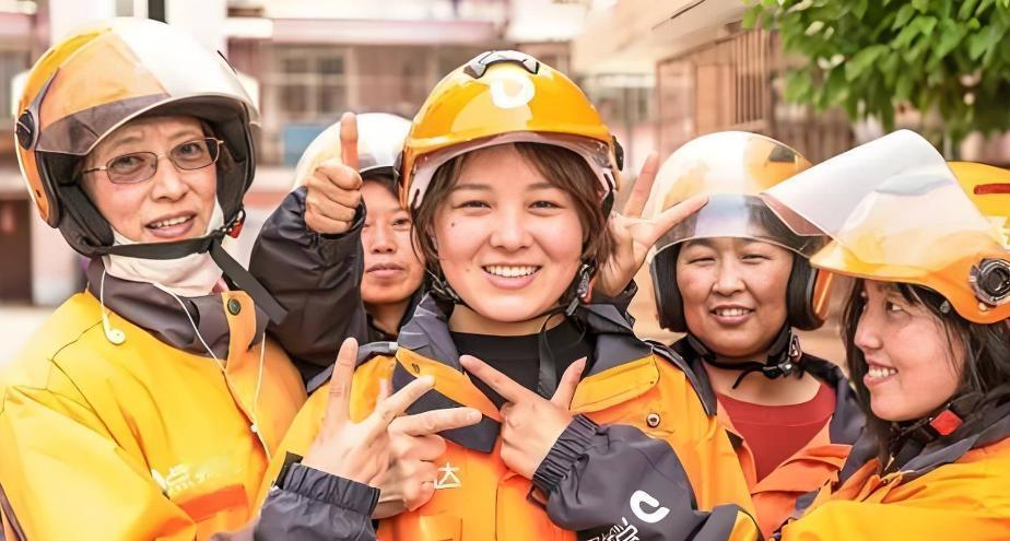 两年暴增近20万！风吹日晒的外卖行，为啥挤满女骑手？不是她们变强壮了，而是背后的
