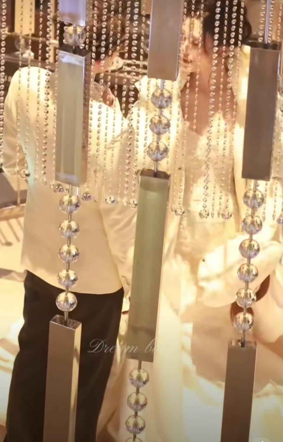 敖瑞鹏与沈羽洁在《不二之臣》开机首日的新婚吻戏路透，这两位真的很有cp感，好有氛