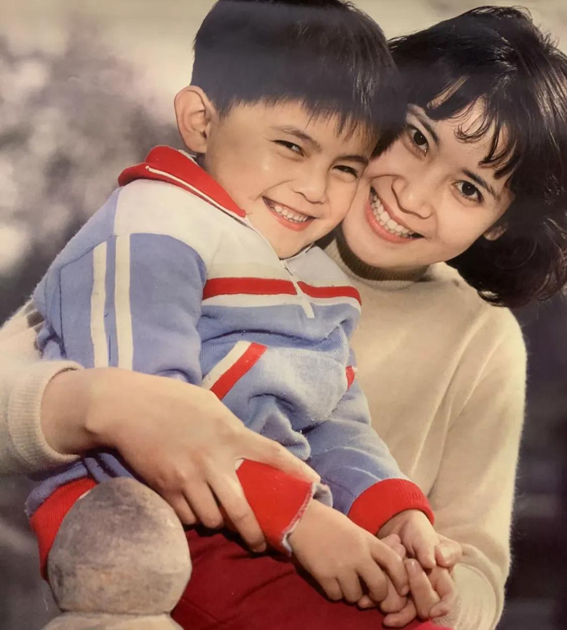 这应该是一对母子吧， 都是高颜值，笑起来也好像。