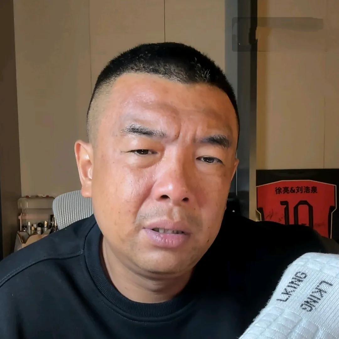 前国脚徐亮表示，上海申花跟成都蓉城一到亚冠赛场就露馅。
徐亮在观看比赛直播时也批