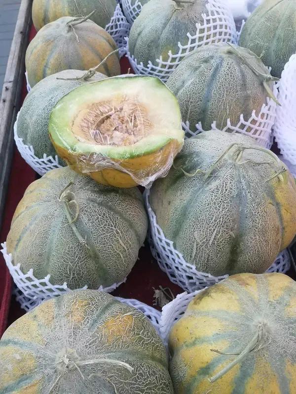 最典型的就是新疆老汉瓜、无花果鲜果，只能在当地吃，根本就不发快递，发快递的话味道