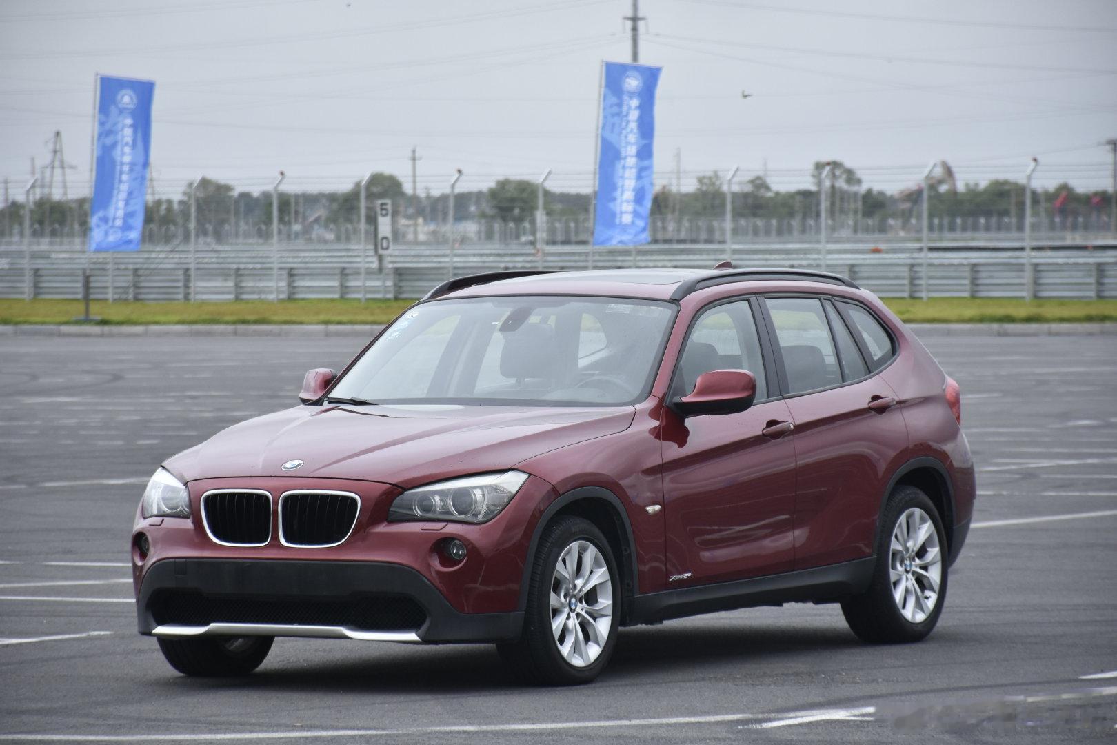「车型」宝马X1「配置」E84 X1 25i「初次登记日期」2011 年「颜色」