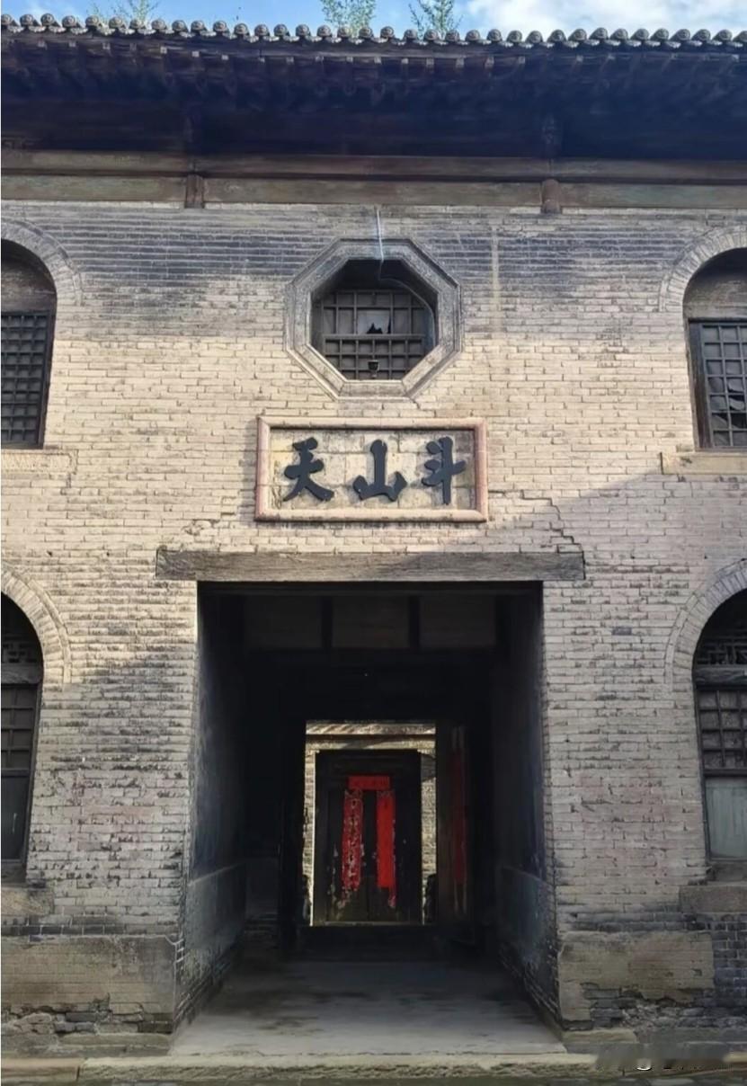 外出旅游，在一处百年豪宅上看到这三个字，不知从左读，还是从右读