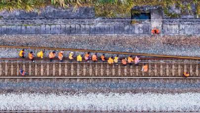 【南铁文艺︱赣水闽山入镜头】铁路人亮眼的橙色在灰褐色的钢轨与碎石间格外醒目。他们