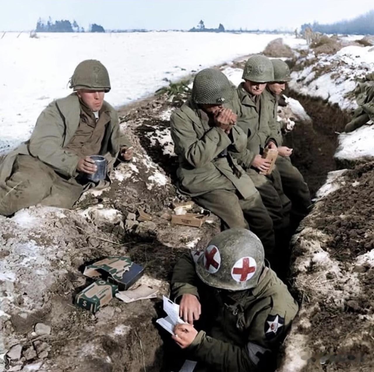 1944 年 12 月，阿登战役期间，美军第二步兵师的士兵们在比利时。

阿登战