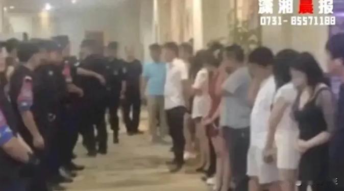 湖北黄石，警方出动30余名警力，对一足疗店进行突击检查时，发现了许多赤身裸体的男