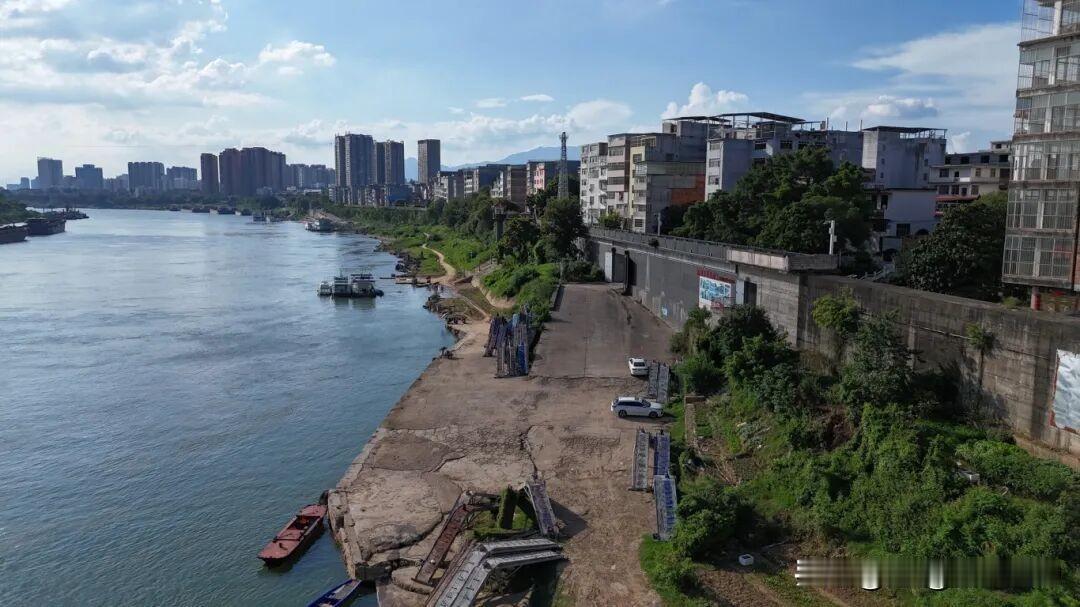 九十年代举全市之力建成郁江防洪大堤，守护贵港千家万户平安
 
八十年代末、九十年